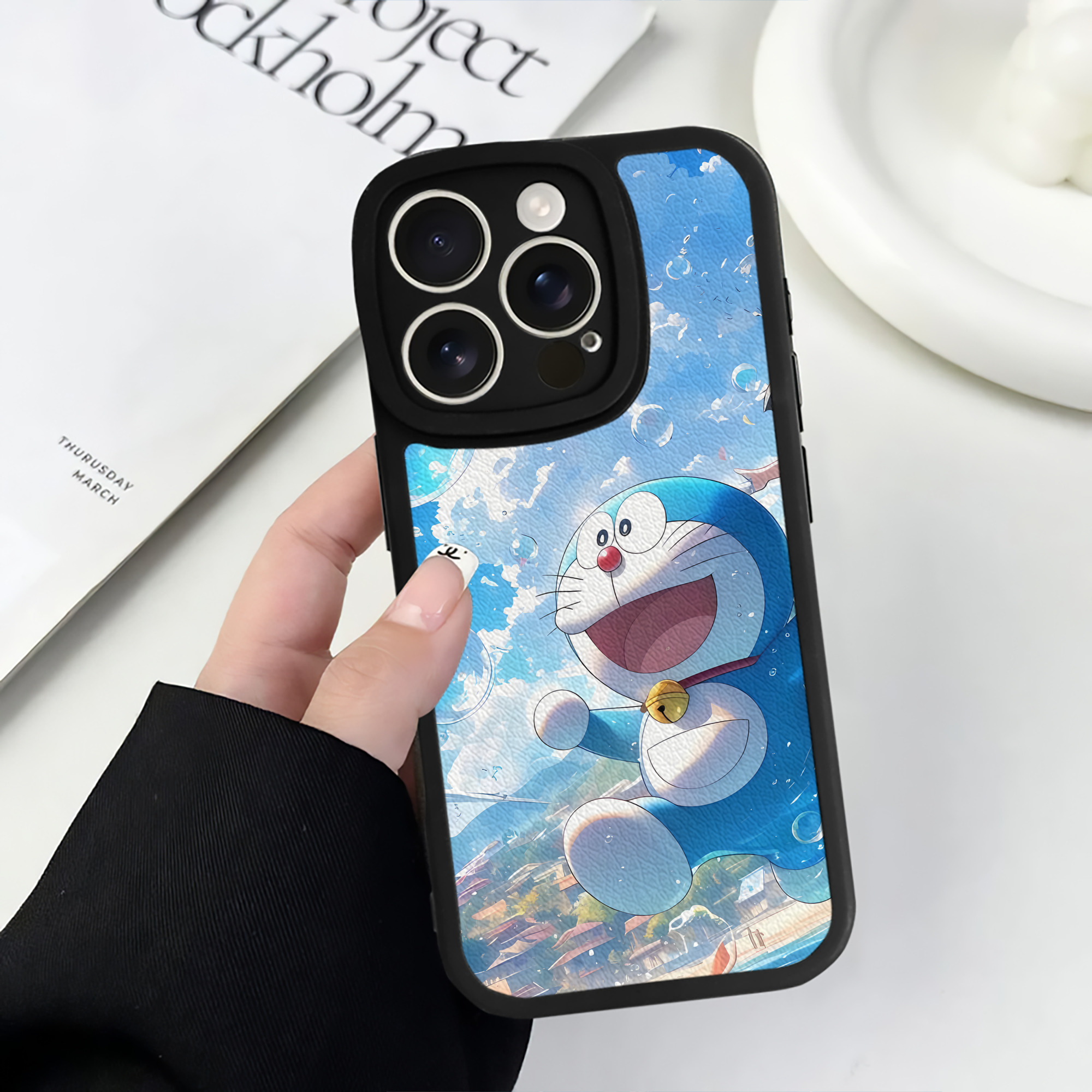 （画像用） ドラえもん Doraemon 【iPhone 16シリーズ対応】シリコンスマホケース（レザー調） 材質：シリコン